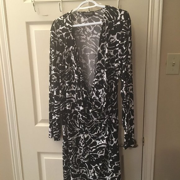 Plus Size black and white Jones of New York Jersey Floral Print Wrap dress - Picture 2 of 4
